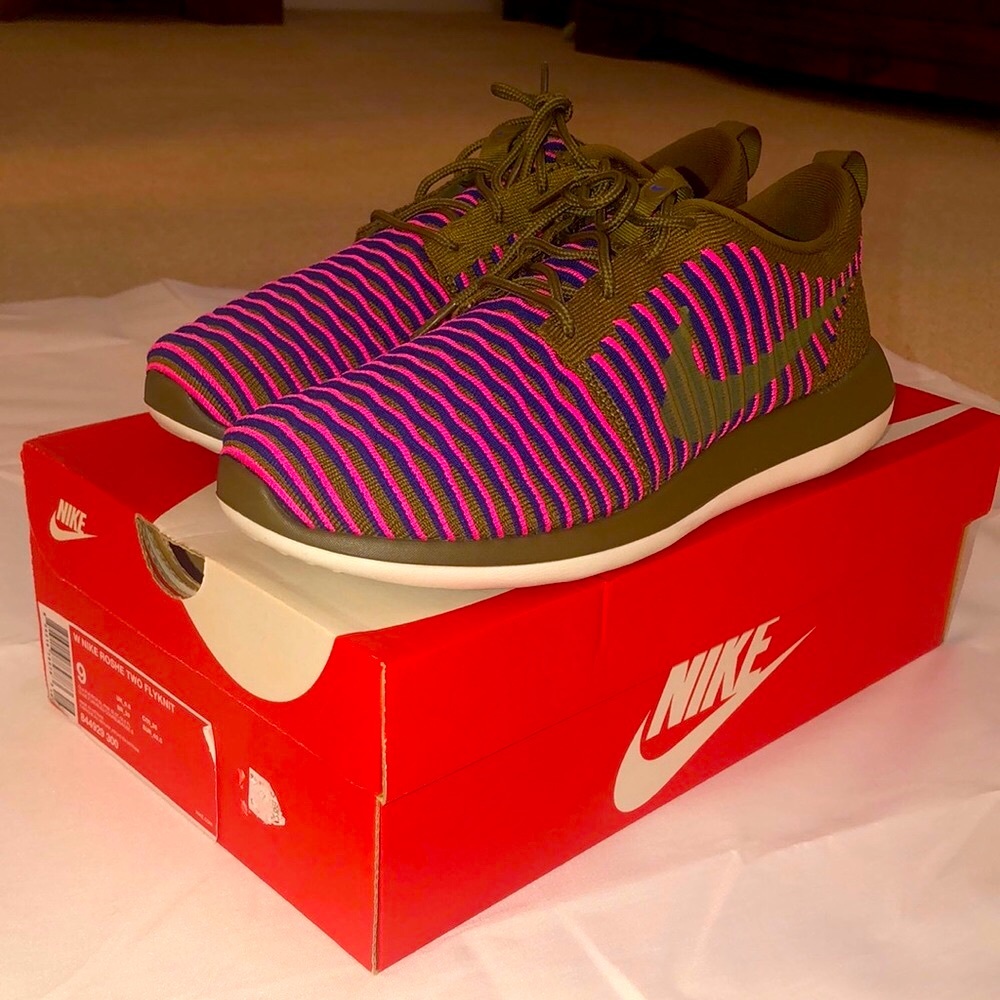 Nike Women Roshe Two Flyknit in a size 9! Only worn once!